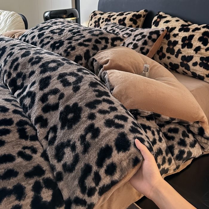 91家纺网 家纺一手货源 找家纺 居易简 2025新款亲肤保暖皮草绒牛奶绒AB面美拉德抽条兔毛绒四件套 时尚豹纹