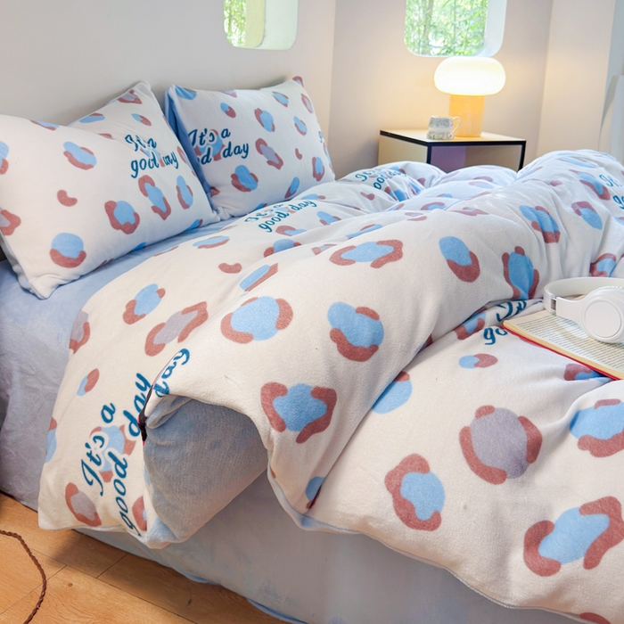 91家纺网 家纺一手货源 找家纺 王朝国际 2026新款高克重牛奶绒印花四件套 豹纹喵