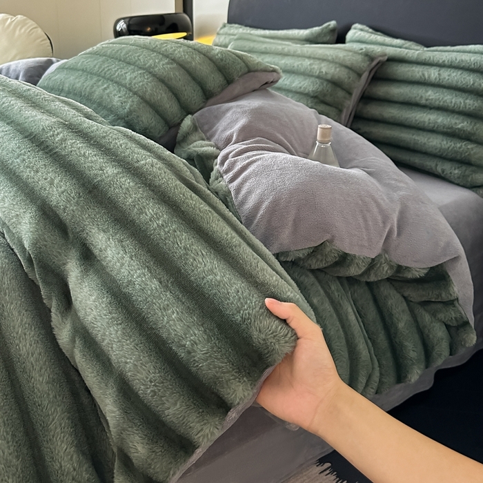 91家纺网 家纺一手货源 找家纺 居易简 2025新款亲肤保暖皮草绒牛奶绒AB面美拉德抽条兔毛绒四件套 优雅绿