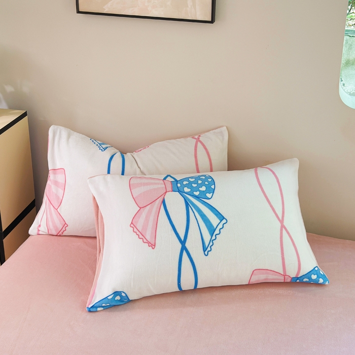 91家纺网 家纺一手货源 找家纺 王朝国际 2026新款高克重牛奶绒印花四件套 波点蝴蝶结