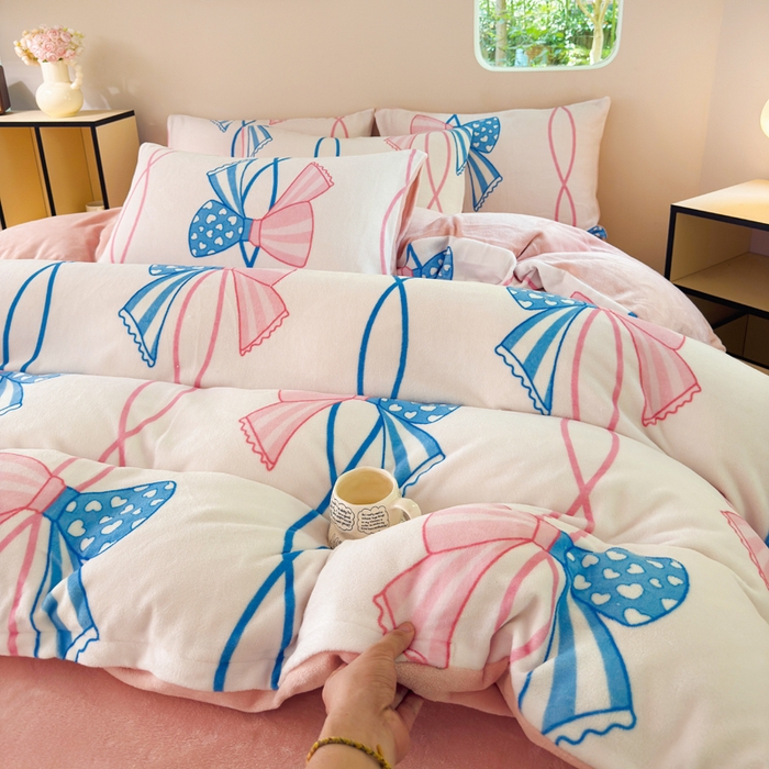 91家纺网 家纺一手货源 找家纺 王朝国际 2026新款高克重牛奶绒印花四件套 波点蝴蝶结