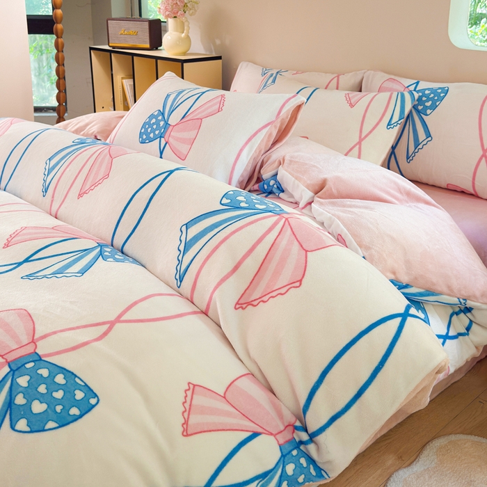 91家纺网 家纺一手货源 找家纺 王朝国际 2026新款高克重牛奶绒印花四件套 波点蝴蝶结