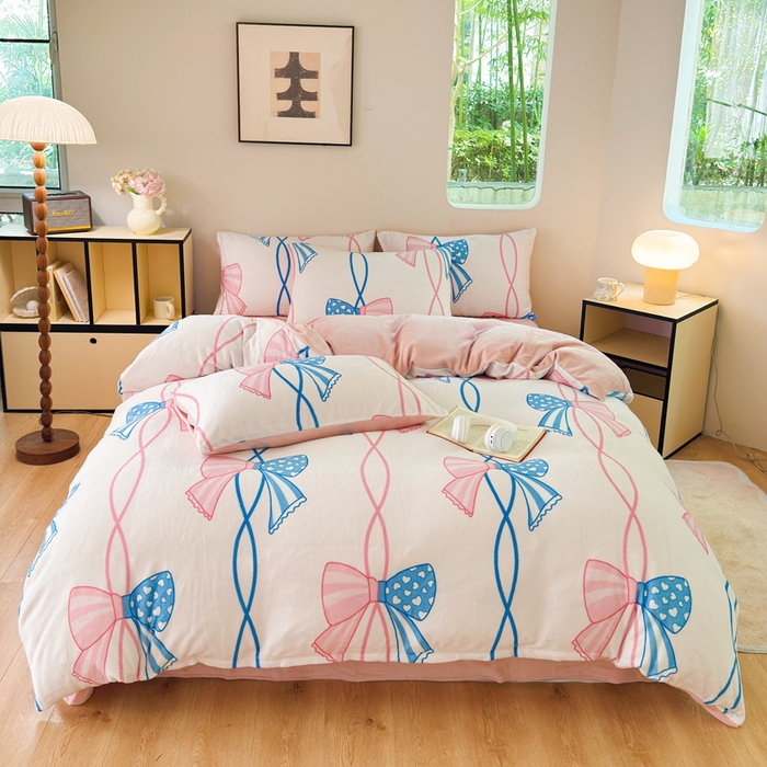 91家纺网 家纺一手货源 找家纺 王朝国际 2026新款高克重牛奶绒印花四件套 波点蝴蝶结