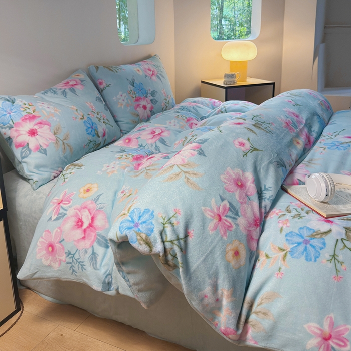 91家纺网 家纺一手货源 找家纺 王朝国际 2026新款高克重牛奶绒印花四件套 粉黛蓝梦