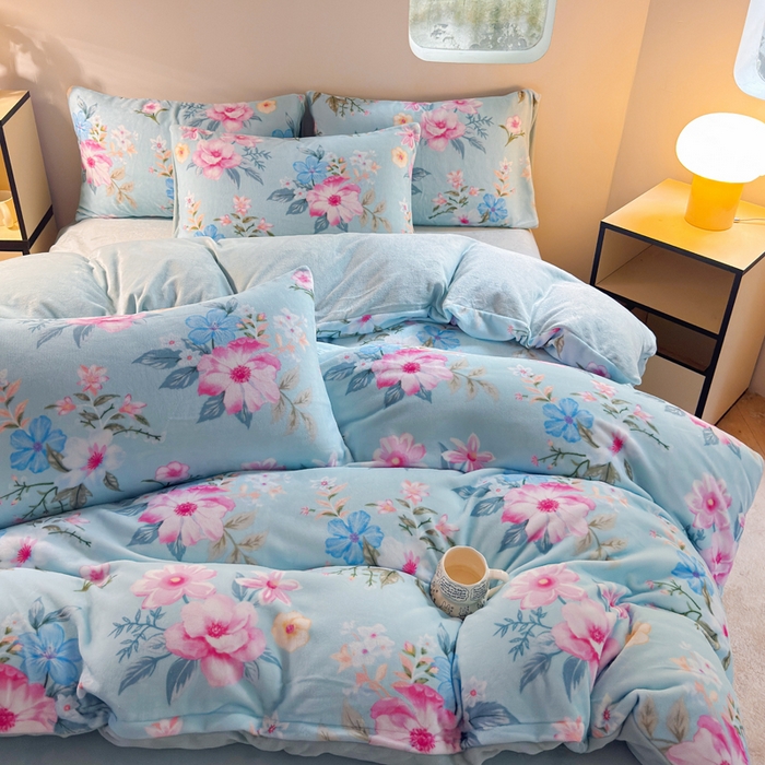 91家纺网 家纺一手货源 找家纺 王朝国际 2026新款高克重牛奶绒印花四件套 粉黛蓝梦