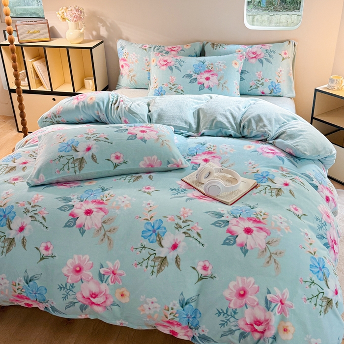 91家纺网 家纺一手货源 找家纺 王朝国际 2026新款高克重牛奶绒印花四件套 粉黛蓝梦