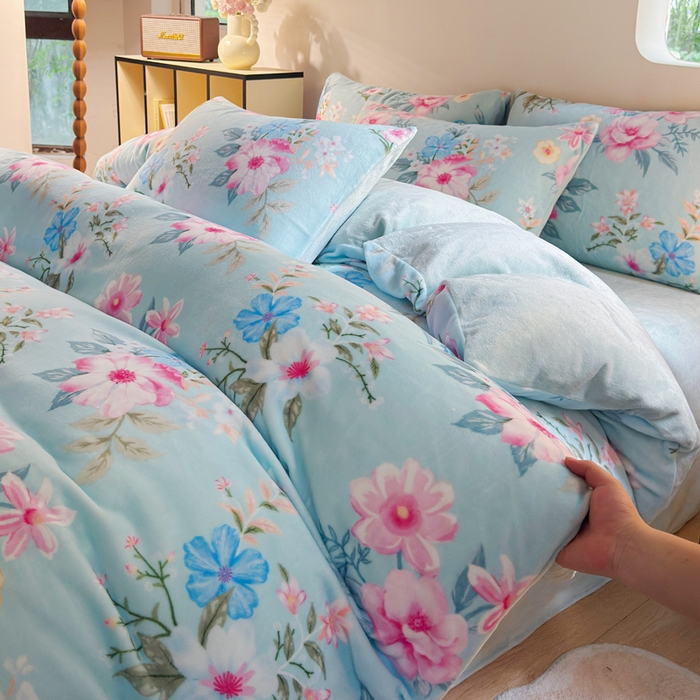 91家纺网 家纺一手货源 找家纺 王朝国际 2026新款高克重牛奶绒印花四件套 粉黛蓝梦