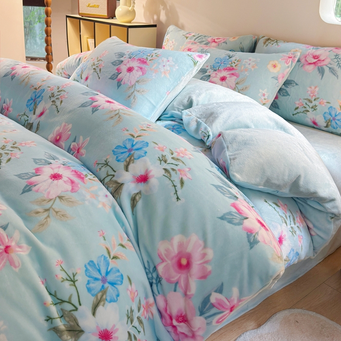 91家纺网 家纺一手货源 找家纺 王朝国际 2026新款高克重牛奶绒印花四件套 粉黛蓝梦