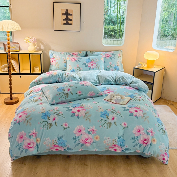 91家纺网 家纺一手货源 找家纺 王朝国际 2026新款高克重牛奶绒印花四件套 粉黛蓝梦