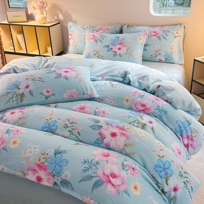 91家纺网 家纺一手货源 找家纺 王朝国际 2026新款高克重牛奶绒印花四件套 粉黛蓝梦