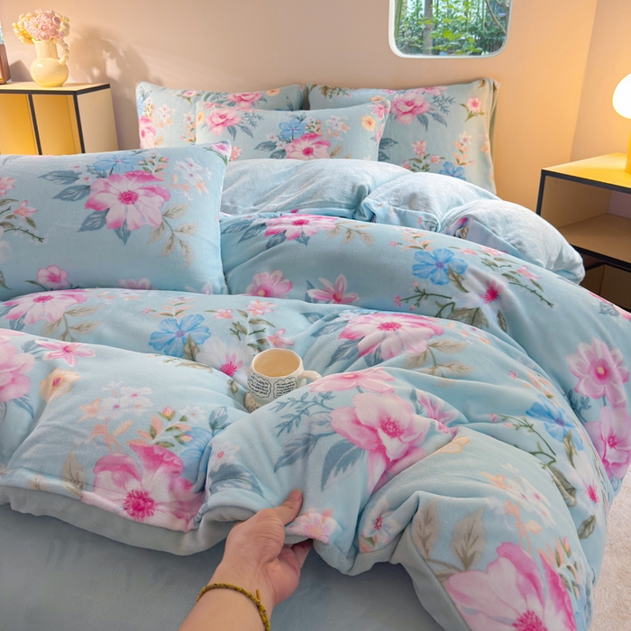 91家纺网 家纺一手货源 找家纺 王朝国际 2026新款高克重牛奶绒印花四件套 粉黛蓝梦