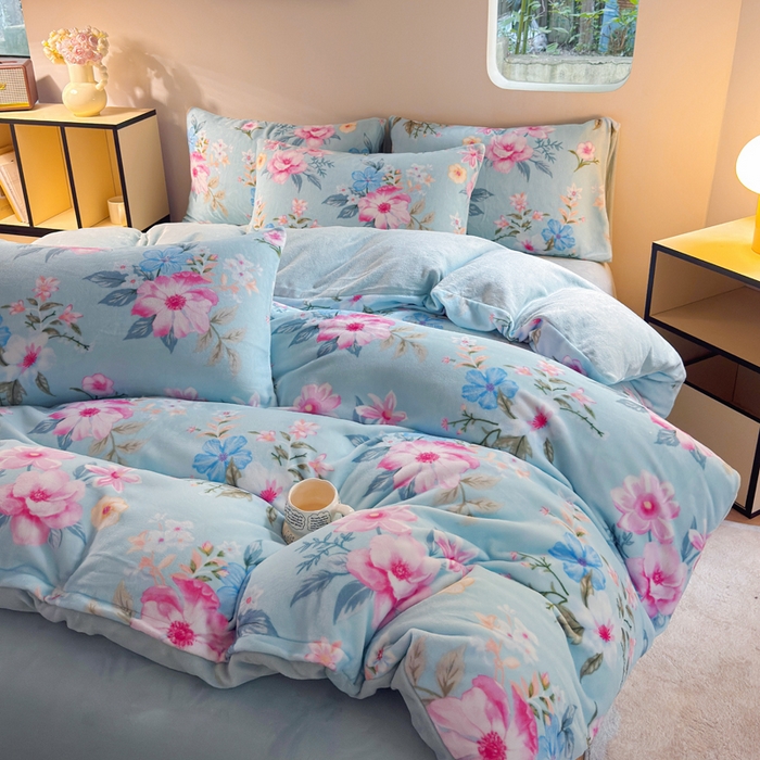 91家纺网 家纺一手货源 找家纺 王朝国际 2026新款高克重牛奶绒印花四件套 粉黛蓝梦