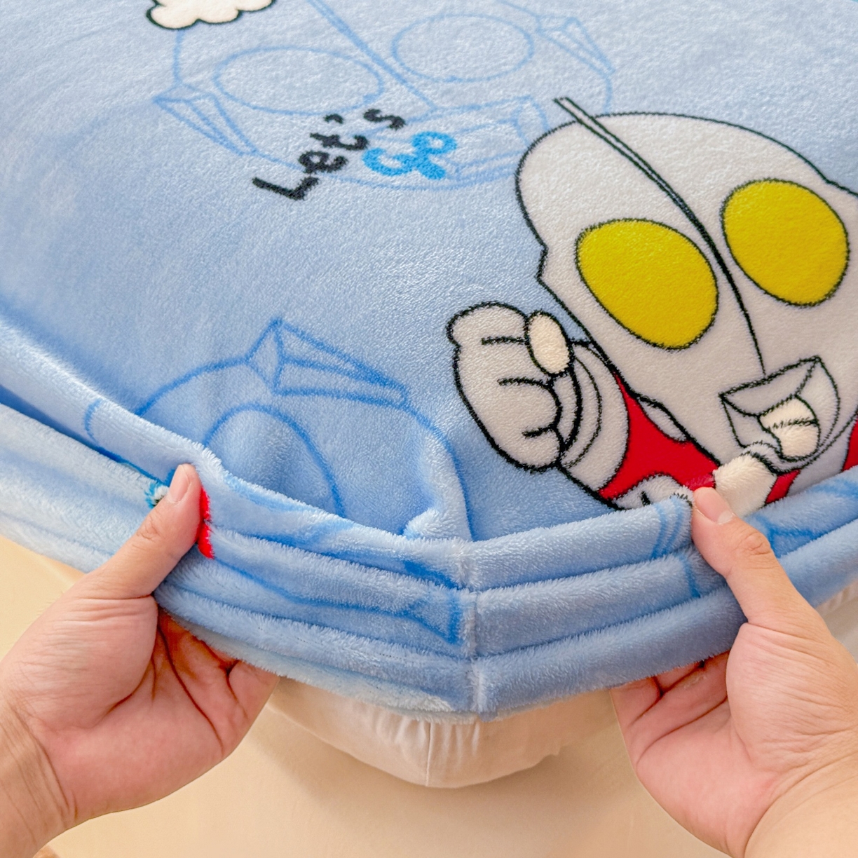 91家纺网 家纺一手货源 找家纺 名兮-2025经典奥特曼-三丽鸥高克重印花牛奶绒床笠 云朵奥特曼