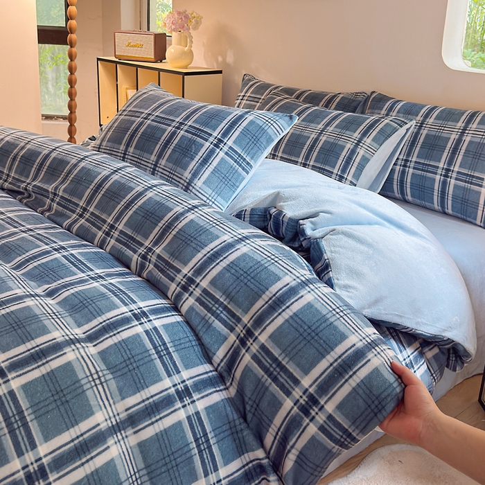 91家纺网 家纺一手货源 找家纺 王朝国际 2026新款高克重牛奶绒印花四件套 格调蓝