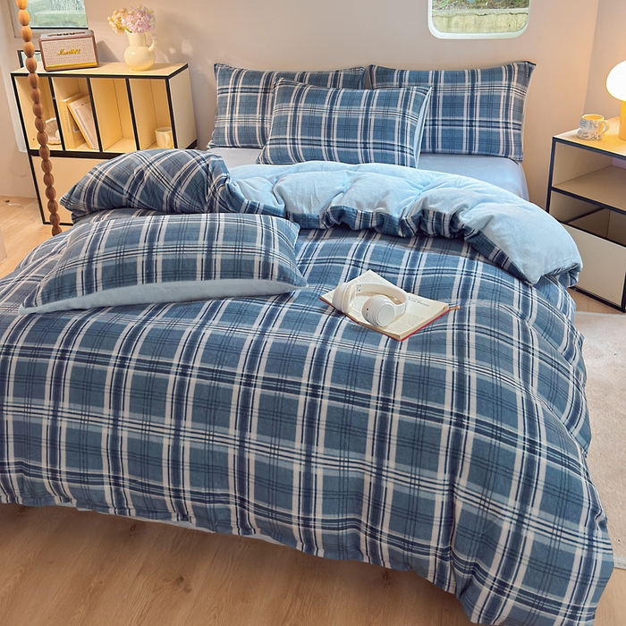 91家纺网 家纺一手货源 找家纺 王朝国际 2026新款高克重牛奶绒印花四件套 格调蓝