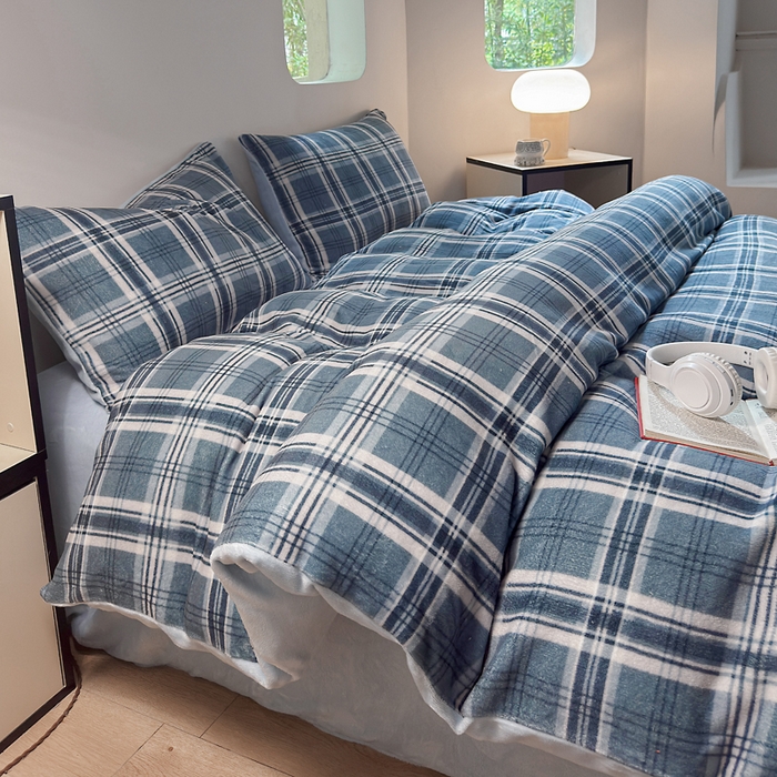 91家纺网 家纺一手货源 找家纺 王朝国际 2026新款高克重牛奶绒印花四件套 格调蓝