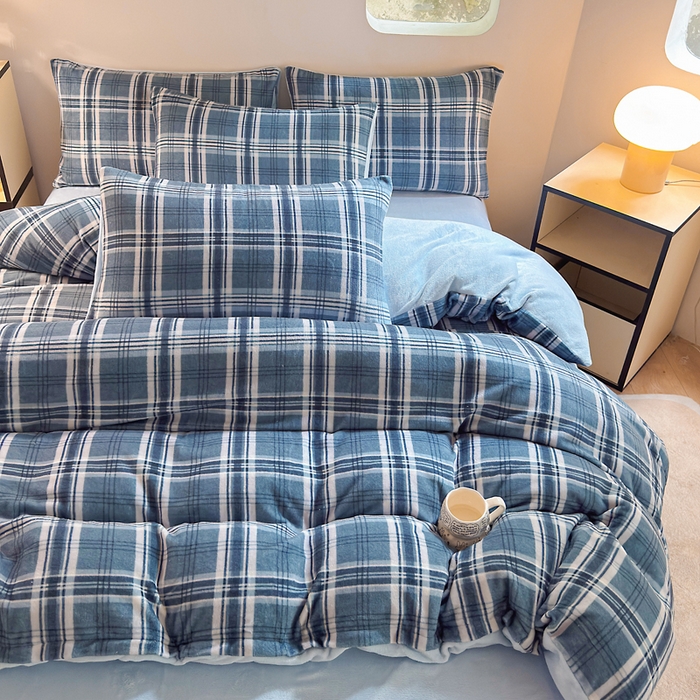 91家纺网 家纺一手货源 找家纺 王朝国际 2026新款高克重牛奶绒印花四件套 格调蓝