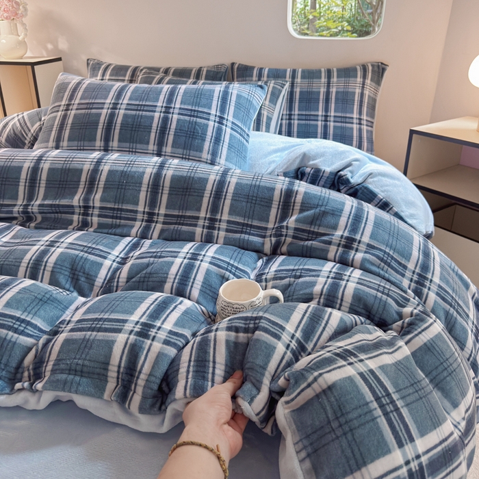 91家纺网 家纺一手货源 找家纺 王朝国际 2026新款高克重牛奶绒印花四件套 格调蓝