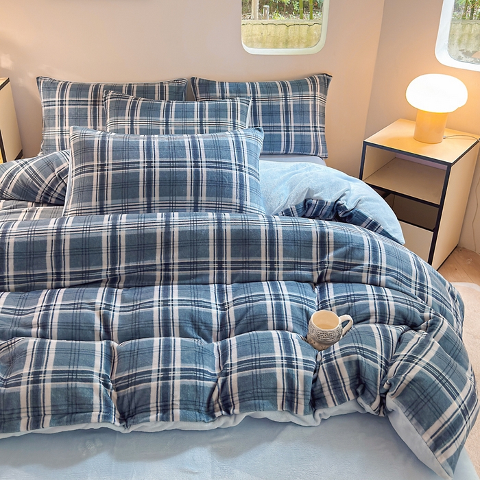 91家纺网 家纺一手货源 找家纺 王朝国际 2026新款高克重牛奶绒印花四件套 格调蓝