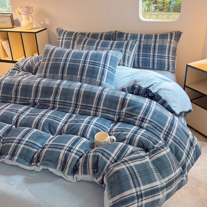 91家纺网 家纺一手货源 找家纺 王朝国际 2026新款高克重牛奶绒印花四件套 格调蓝