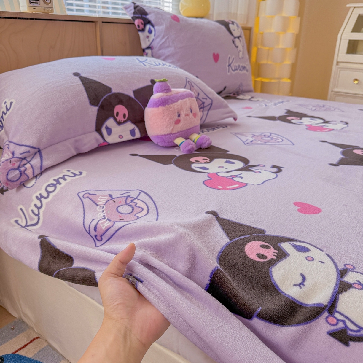 91家纺网 家纺一手货源 找家纺 名兮-2025经典奥特曼-三丽鸥高克重印花牛奶绒床笠 紫色库洛米