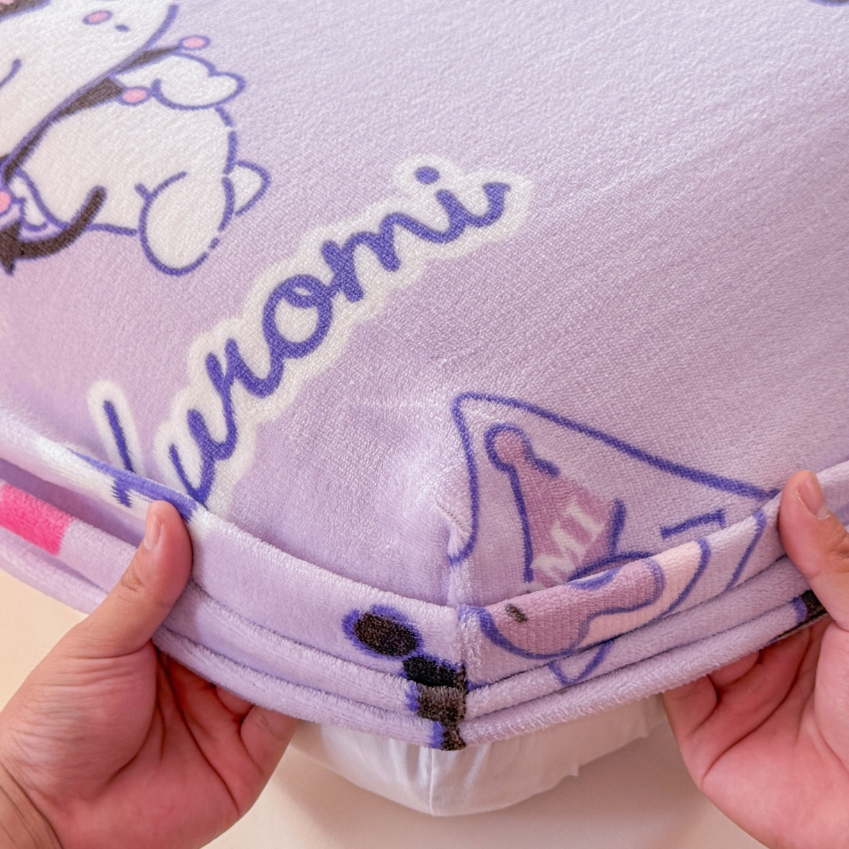 91家纺网 家纺一手货源 找家纺 名兮-2025经典奥特曼-三丽鸥高克重印花牛奶绒床笠 紫色库洛米