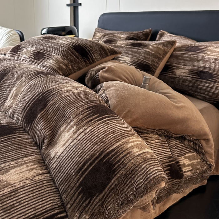 91家纺网 家纺一手货源 找家纺 居易简 2025新款亲肤保暖皮草绒牛奶绒AB面美拉德抽条兔毛绒四件套 爱与轮回