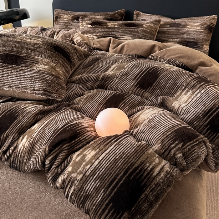 91家纺网 家纺一手货源 找家纺 居易简 2025新款亲肤保暖皮草绒牛奶绒AB面美拉德抽条兔毛绒四件套 爱与轮回