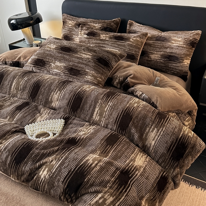 91家纺网 家纺一手货源 找家纺 居易简 2025新款亲肤保暖皮草绒牛奶绒AB面美拉德抽条兔毛绒四件套 爱与轮回