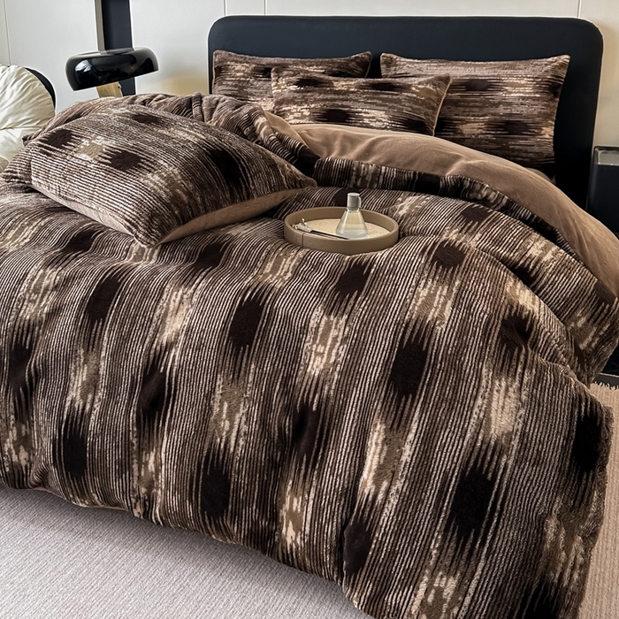 91家纺网 家纺一手货源 找家纺 居易简 2025新款亲肤保暖皮草绒牛奶绒AB面美拉德抽条兔毛绒四件套 爱与轮回