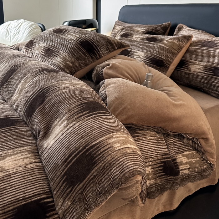 91家纺网 家纺一手货源 找家纺 居易简 2025新款亲肤保暖皮草绒牛奶绒AB面美拉德抽条兔毛绒四件套 爱与轮回