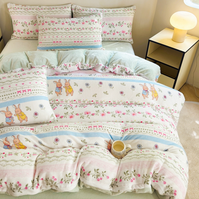 91家纺网 家纺一手货源 找家纺 王朝国际 2026新款高克重牛奶绒印花四件套 田园兔子