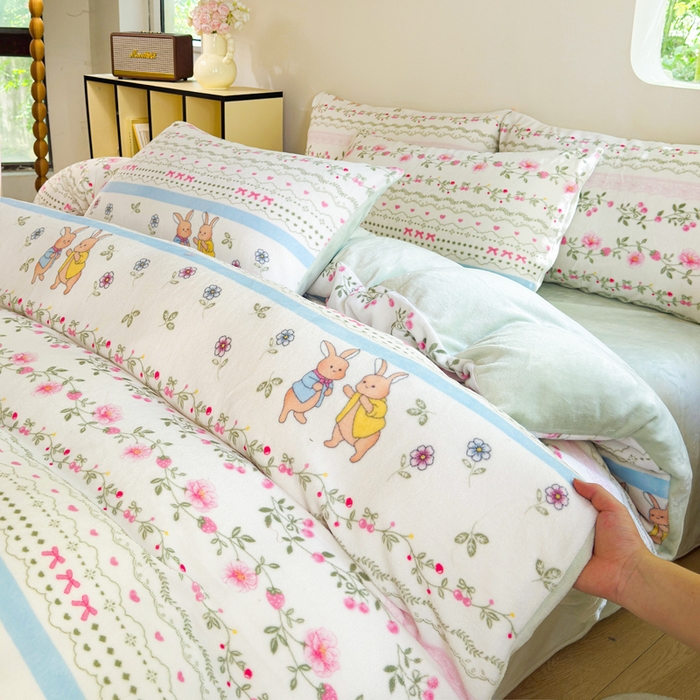 91家纺网 家纺一手货源 找家纺 王朝国际 2026新款高克重牛奶绒印花四件套 田园兔子