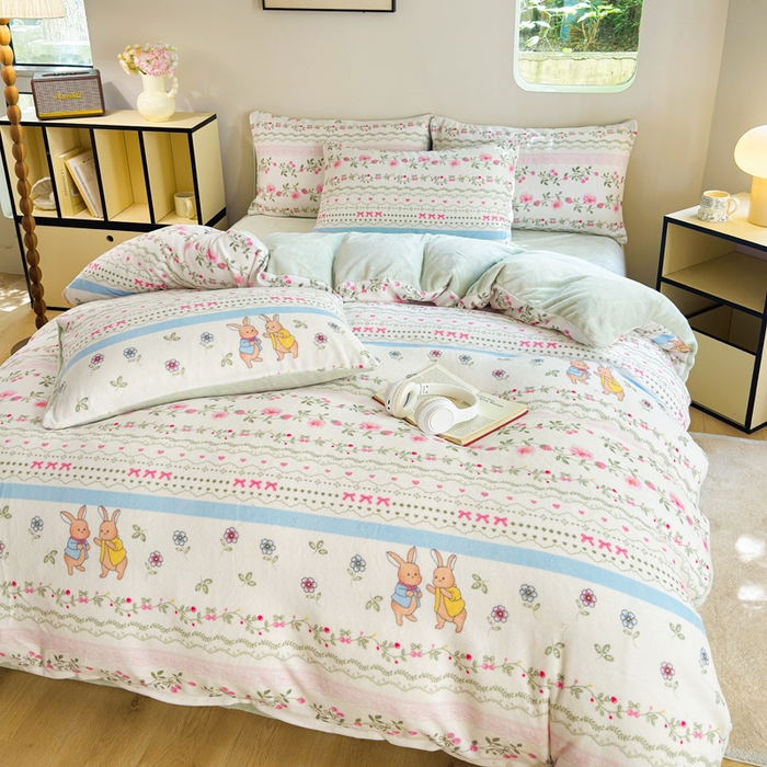 91家纺网 家纺一手货源 找家纺 王朝国际 2026新款高克重牛奶绒印花四件套 田园兔子