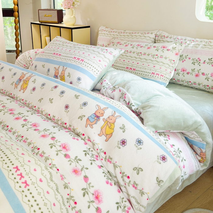 91家纺网 家纺一手货源 找家纺 王朝国际 2026新款高克重牛奶绒印花四件套 田园兔子