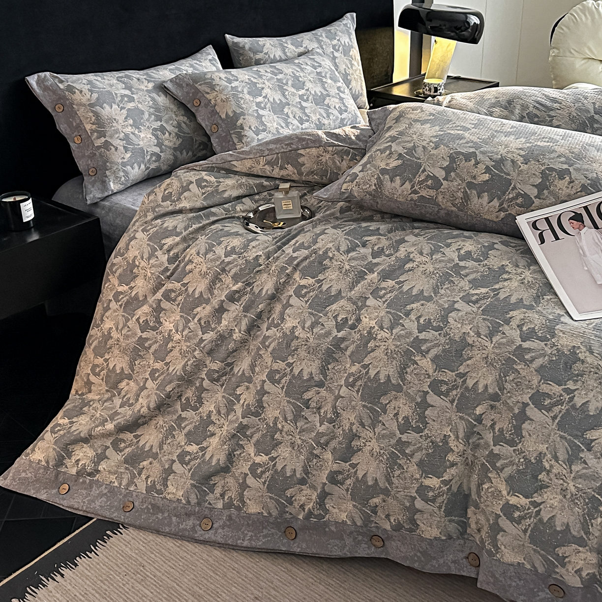 91家纺网 家纺一手货源 找家纺 悦织湾家纺 2025新款纽扣款轻奢原麻四件套复古中式艺术雅致轻奢床上用品三四件套 轻奢原麻-花影随行