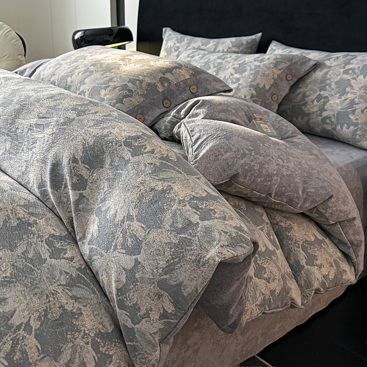 91家纺网 家纺一手货源 找家纺 悦织湾家纺 2025新款纽扣款轻奢原麻四件套复古中式艺术雅致轻奢床上用品三四件套 轻奢原麻-花影随行