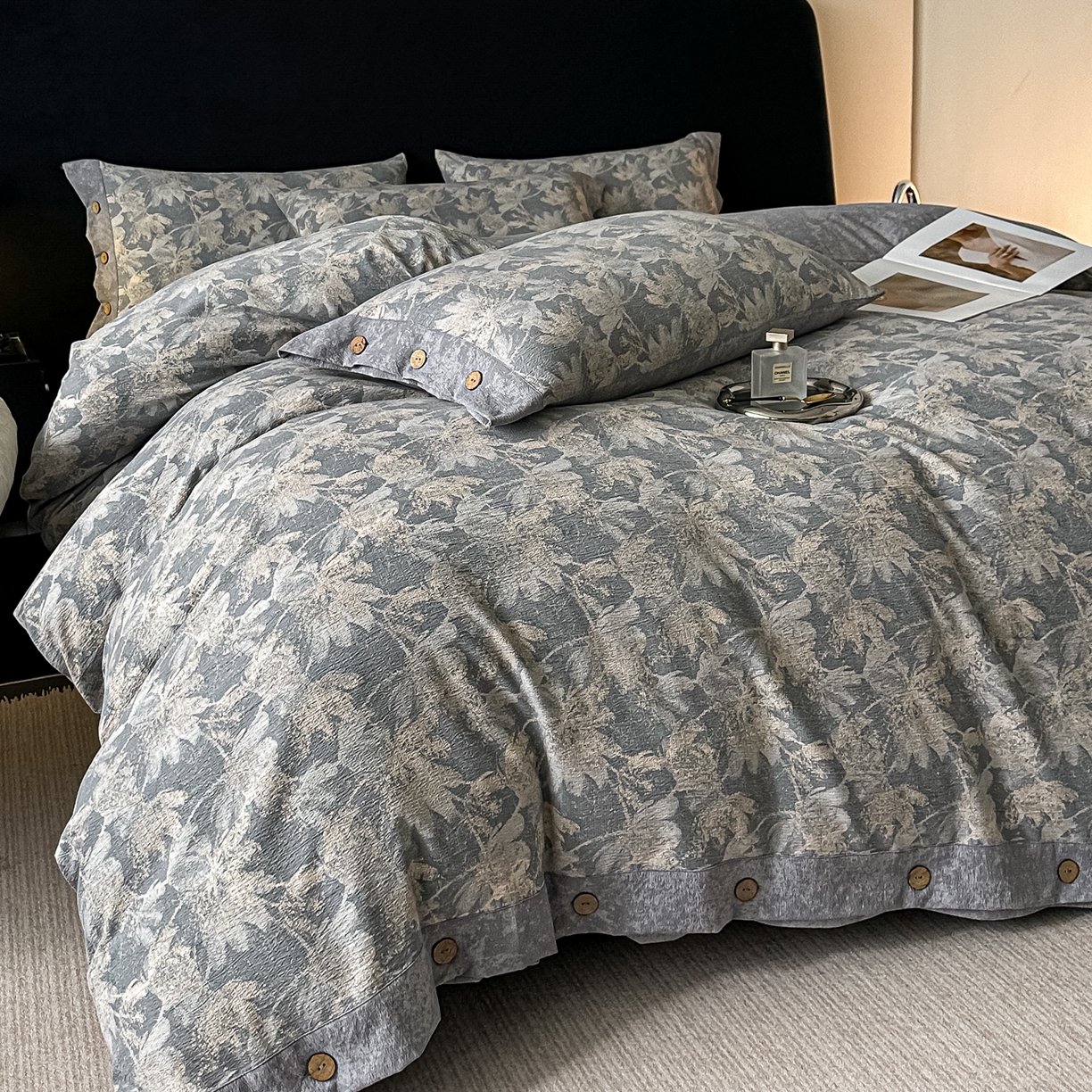 91家纺网 家纺一手货源 找家纺 悦织湾家纺 2025新款纽扣款轻奢原麻四件套复古中式艺术雅致轻奢床上用品三四件套 轻奢原麻-花影随行