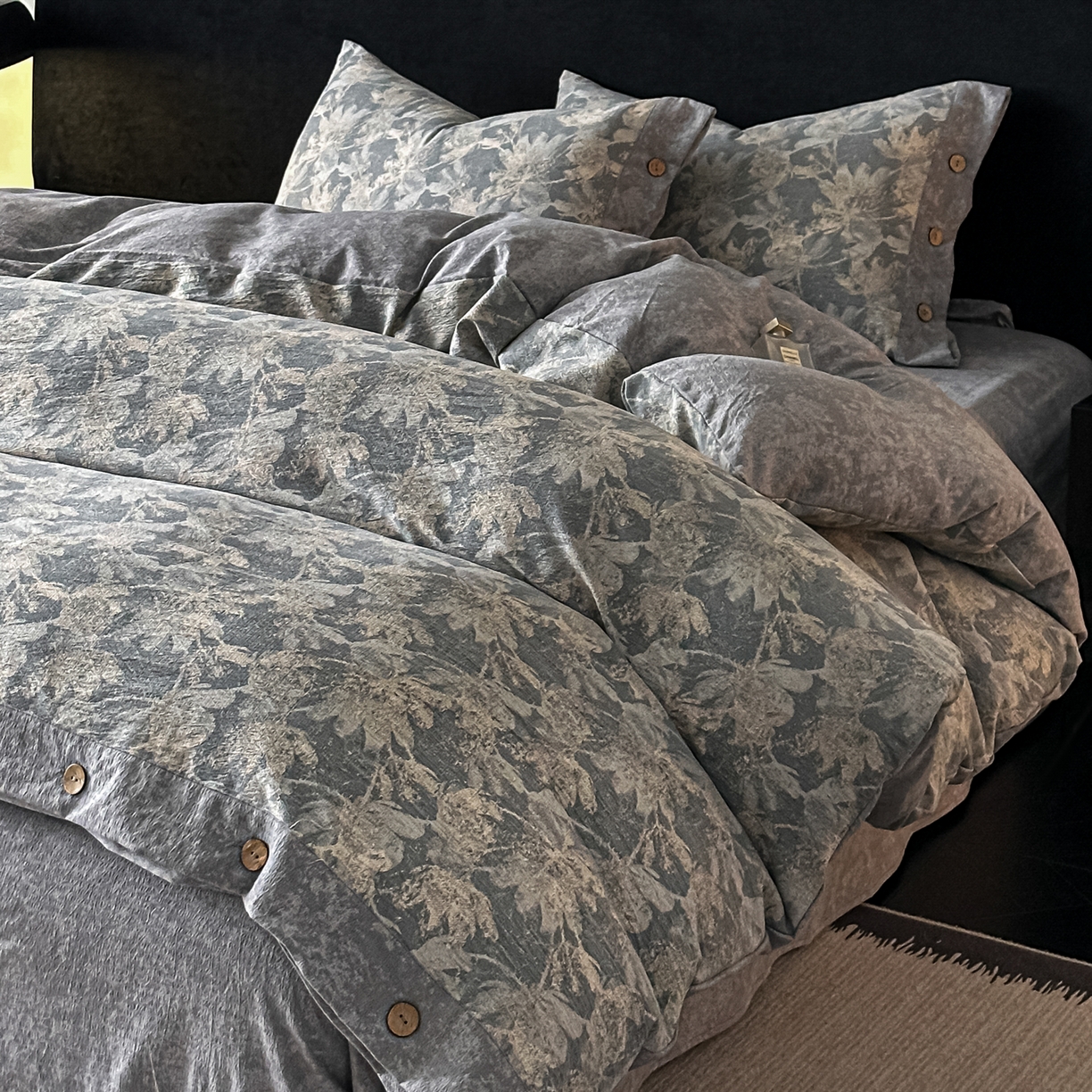 91家纺网 家纺一手货源 找家纺 悦织湾家纺 2025新款纽扣款轻奢原麻四件套复古中式艺术雅致轻奢床上用品三四件套 轻奢原麻-花影随行