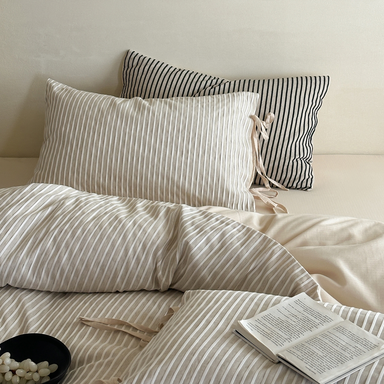 91家纺网 家纺一手货源 找家纺 小春日和 2025新款纯棉棉麻民宿中性风四件套高端全棉人字纹条纹被套加大纯色床单1.8床笠男士四件套 木笙-米