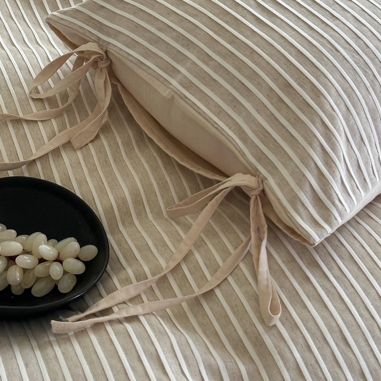 91家纺网 家纺一手货源 找家纺 小春日和 2025新款纯棉棉麻民宿中性风四件套高端全棉人字纹条纹被套加大纯色床单1.8床笠男士四件套 木笙-米