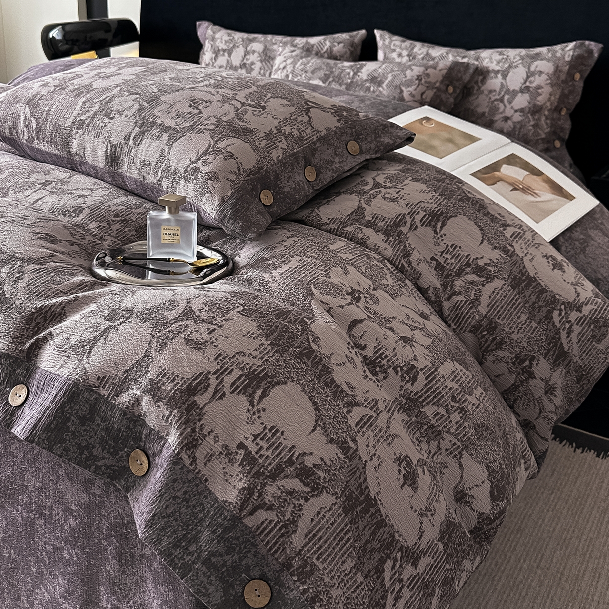 91家纺网 家纺一手货源 找家纺 悦织湾家纺 2025新款纽扣款轻奢原麻四件套复古中式艺术雅致轻奢床上用品三四件套 轻奢原麻-伊莉莎-咖