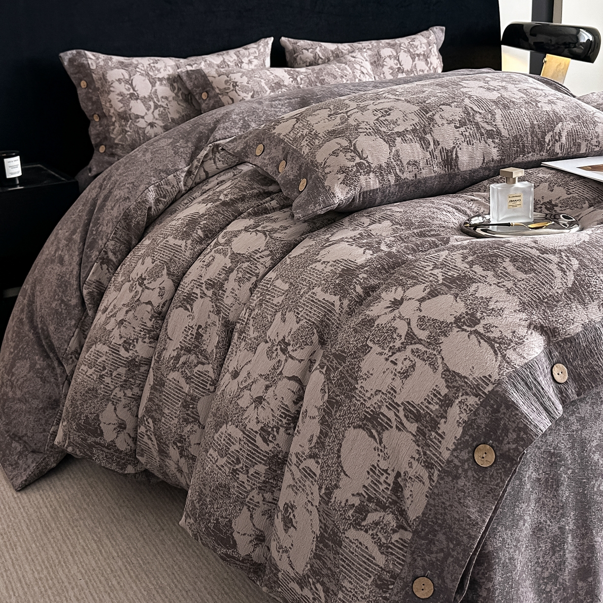 91家纺网 家纺一手货源 找家纺 悦织湾家纺 2025新款纽扣款轻奢原麻四件套复古中式艺术雅致轻奢床上用品三四件套 轻奢原麻-伊莉莎-咖