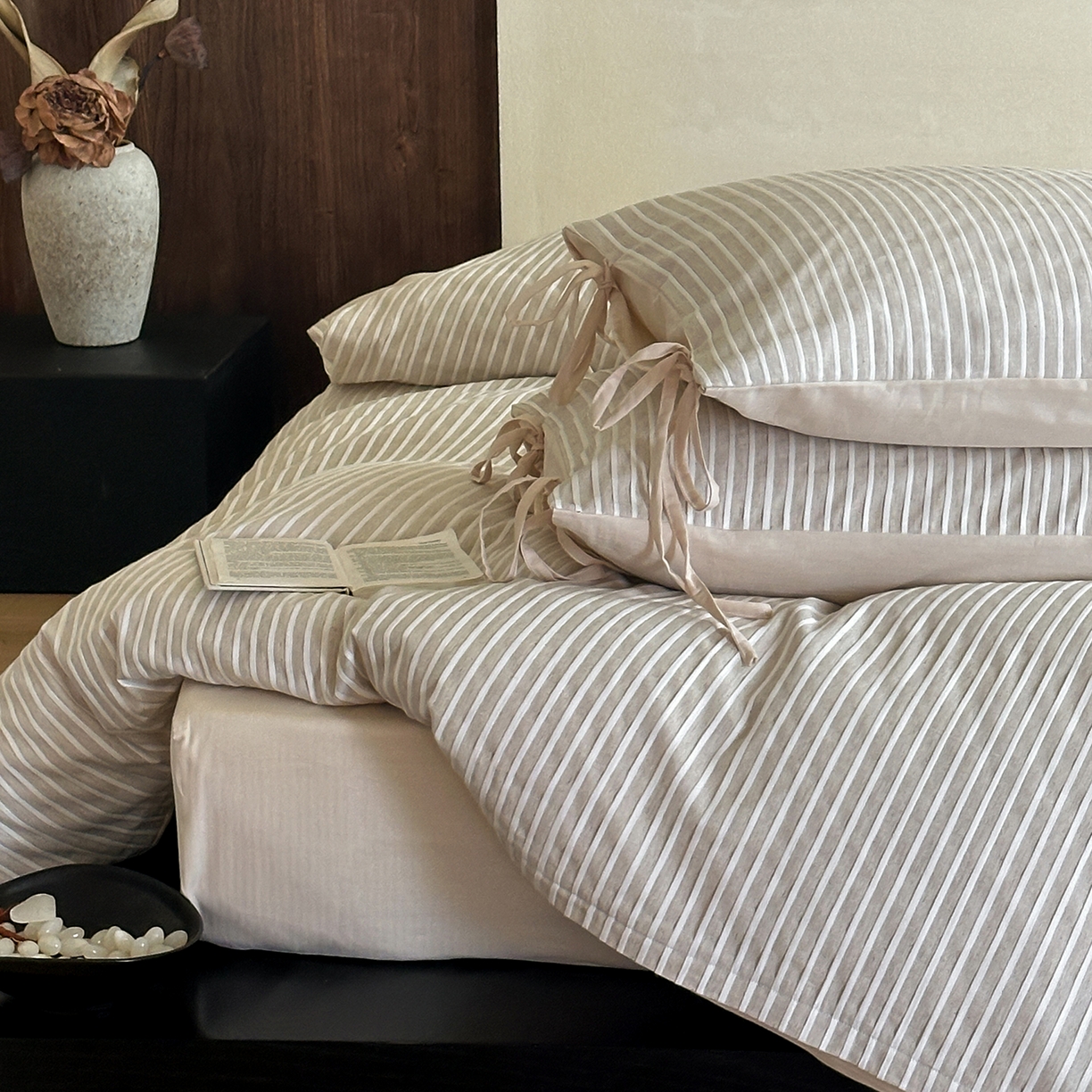 91家纺网 家纺一手货源 找家纺 小春日和 2025新款纯棉棉麻民宿中性风四件套高端全棉人字纹条纹被套加大纯色床单1.8床笠男士四件套 木笙-米