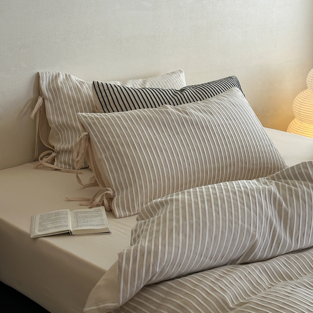 91家纺网 家纺一手货源 找家纺 小春日和 2025新款纯棉棉麻民宿中性风四件套高端全棉人字纹条纹被套加大纯色床单1.8床笠男士四件套 木笙-米