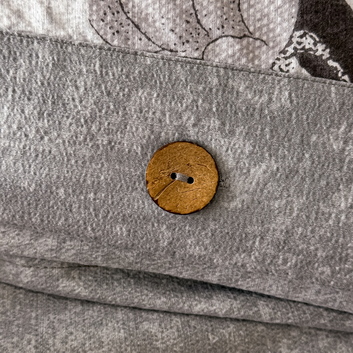 91家纺网 家纺一手货源 找家纺 悦织湾家纺 2025新款纽扣款轻奢原麻四件套复古中式艺术雅致轻奢床上用品三四件套 轻奢原麻-相思-灰