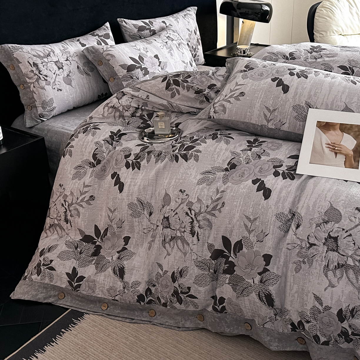 91家纺网 家纺一手货源 找家纺 悦织湾家纺 2025新款纽扣款轻奢原麻四件套复古中式艺术雅致轻奢床上用品三四件套 轻奢原麻-相思-灰