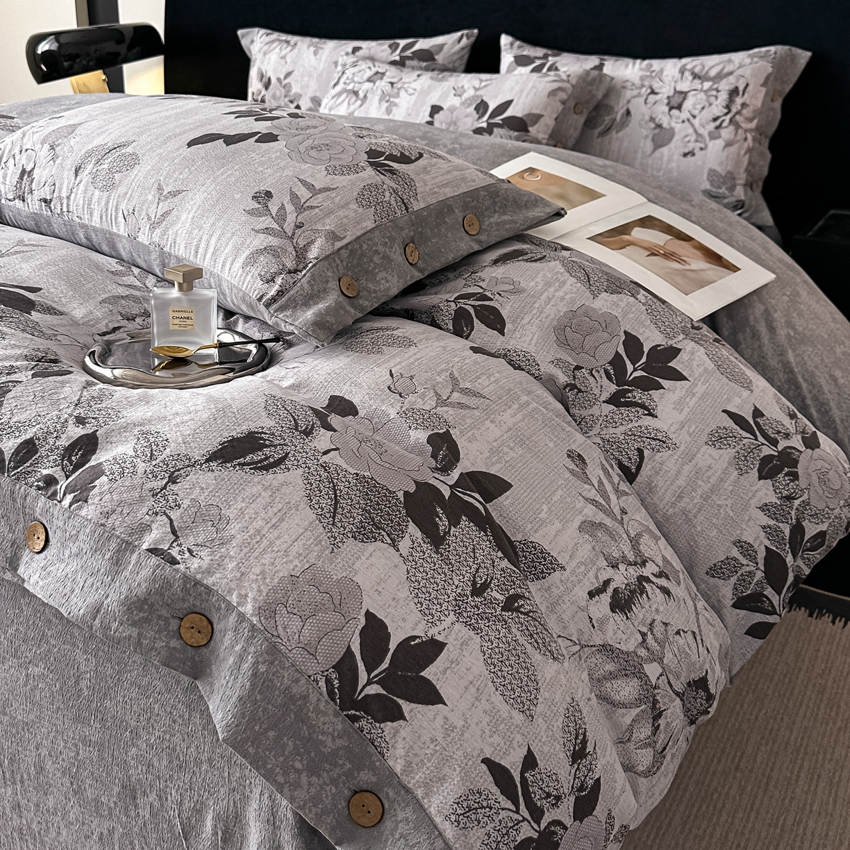 91家纺网 家纺一手货源 找家纺 悦织湾家纺 2025新款纽扣款轻奢原麻四件套复古中式艺术雅致轻奢床上用品三四件套 轻奢原麻-相思-灰