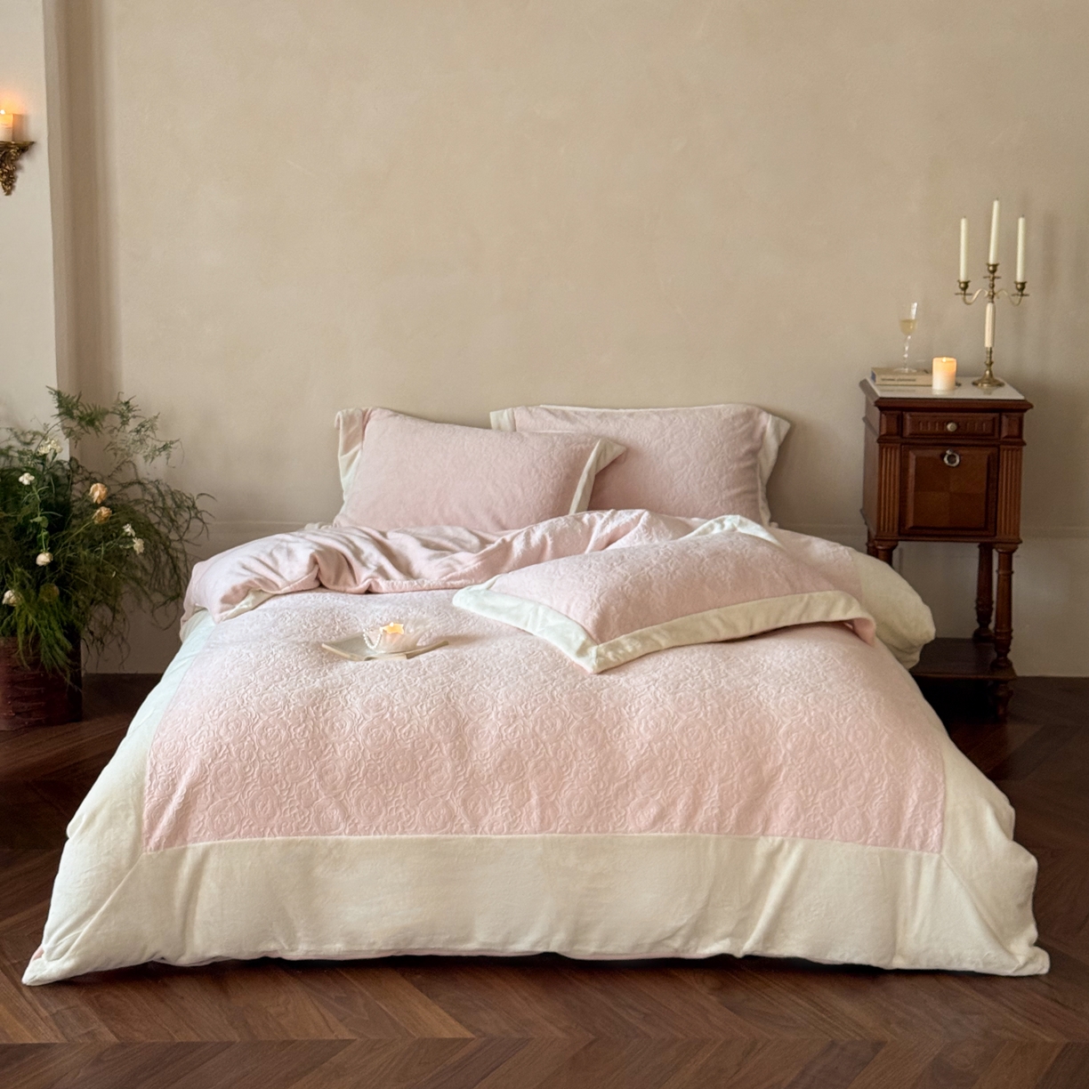 91家纺网 家纺一手货源 找家纺 云栖家居 2025秋冬消光加厚立体雕花牛奶绒四件套系列-元英系列（控价不低于199） 风与花信