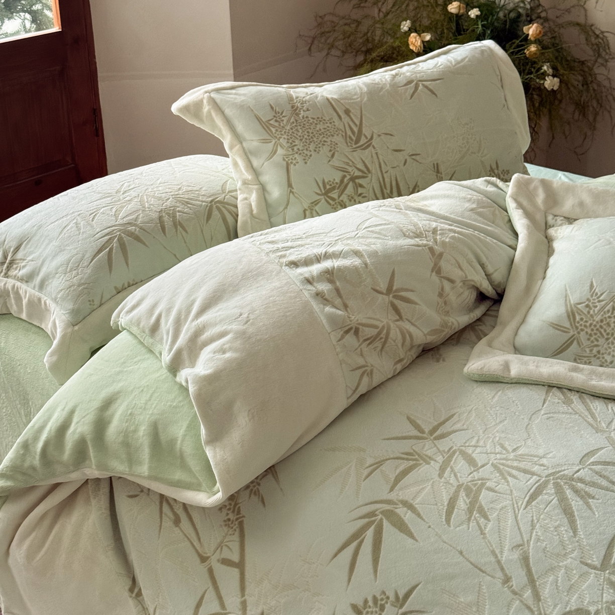 91家纺网 家纺一手货源 找家纺 云栖家居 2025秋冬消光加厚立体雕花牛奶绒四件套系列-元英系列（控价不低于199） 远山竹叶